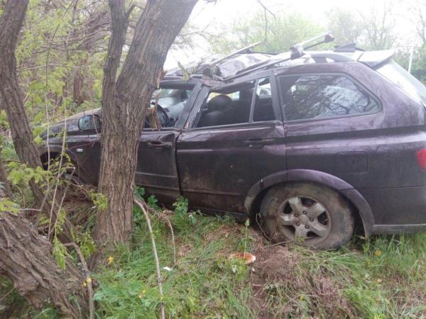В Ставрополе иномарка внедорожник врезался в дерево, пострадал мужчина